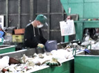 不燃物の選別作業